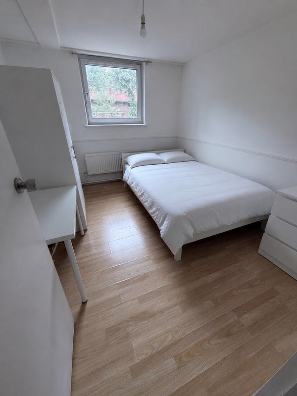Room Millender Walk in Greater London