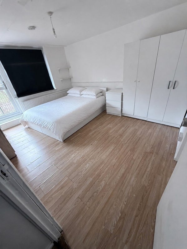 Room Millender Walk in Greater London