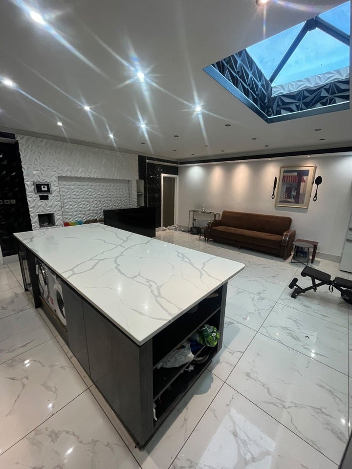Room Temple Avenue in Greater London