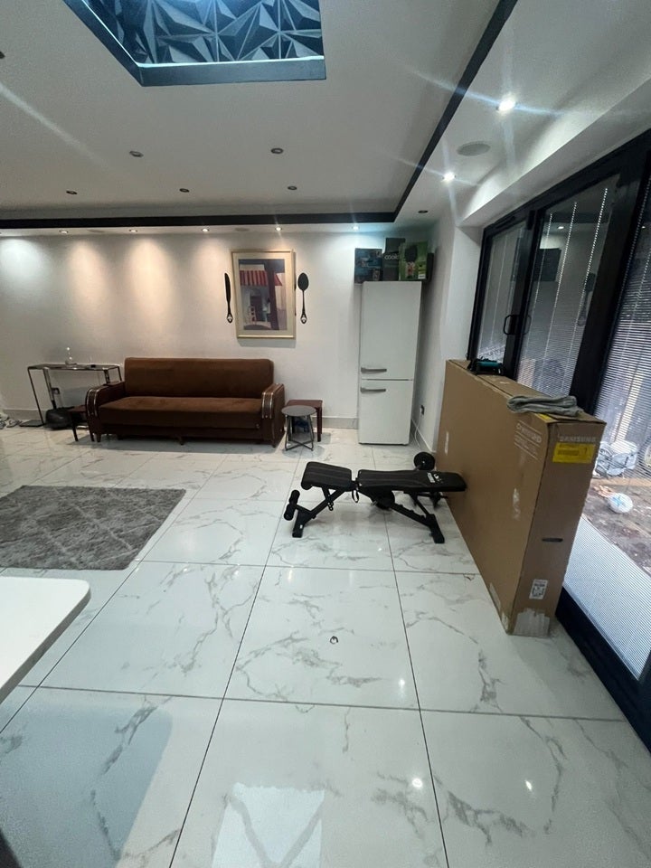 Room Temple Avenue in Greater London