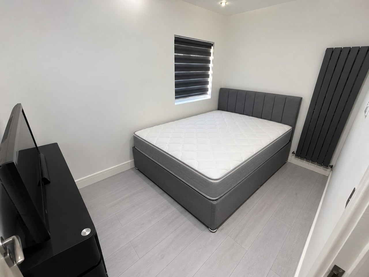 Room Temple Avenue in Greater London