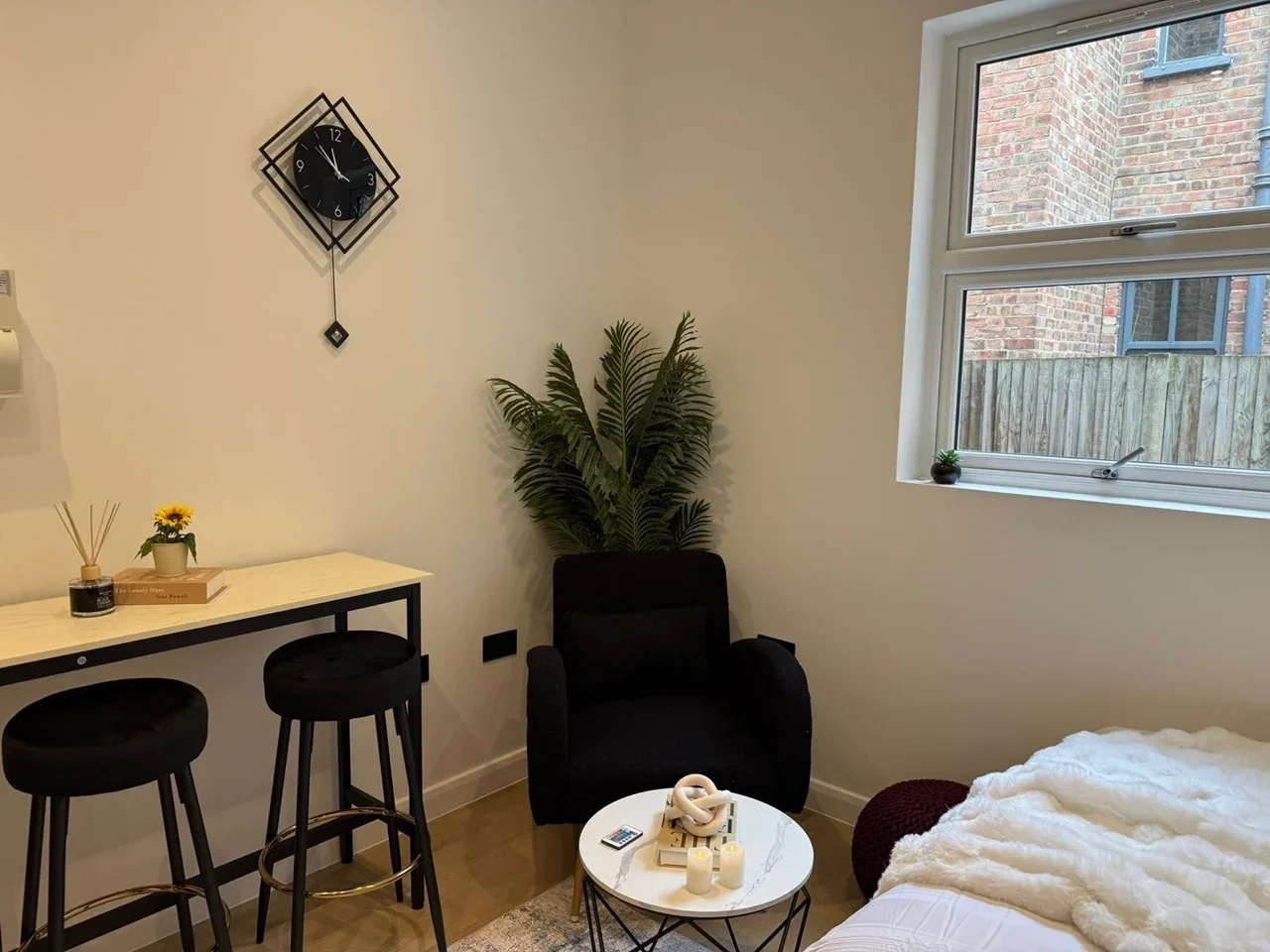 Flat Melrose Avenue in Greater London