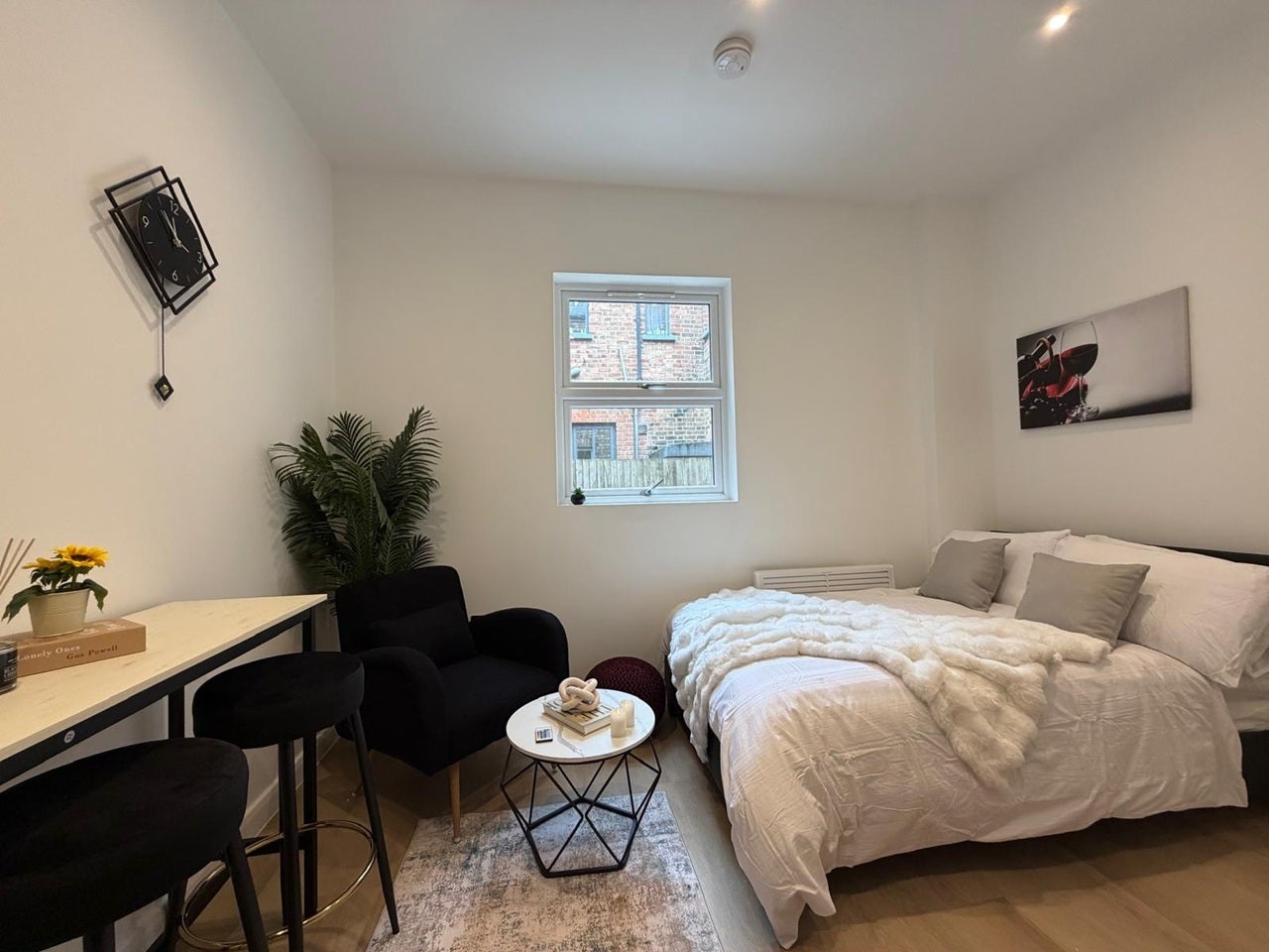 Flat Melrose Avenue in Greater London