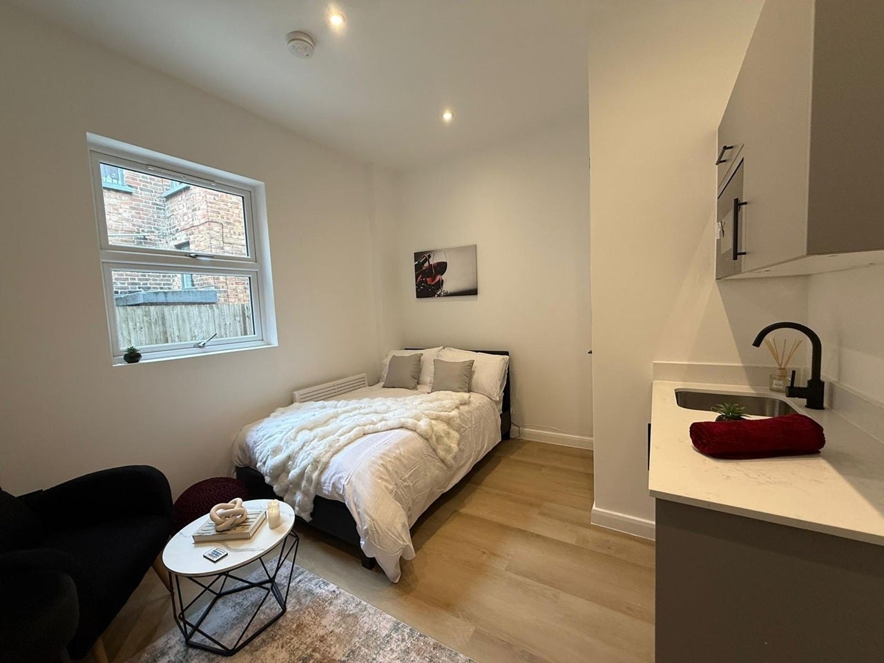Flat Melrose Avenue in Greater London
