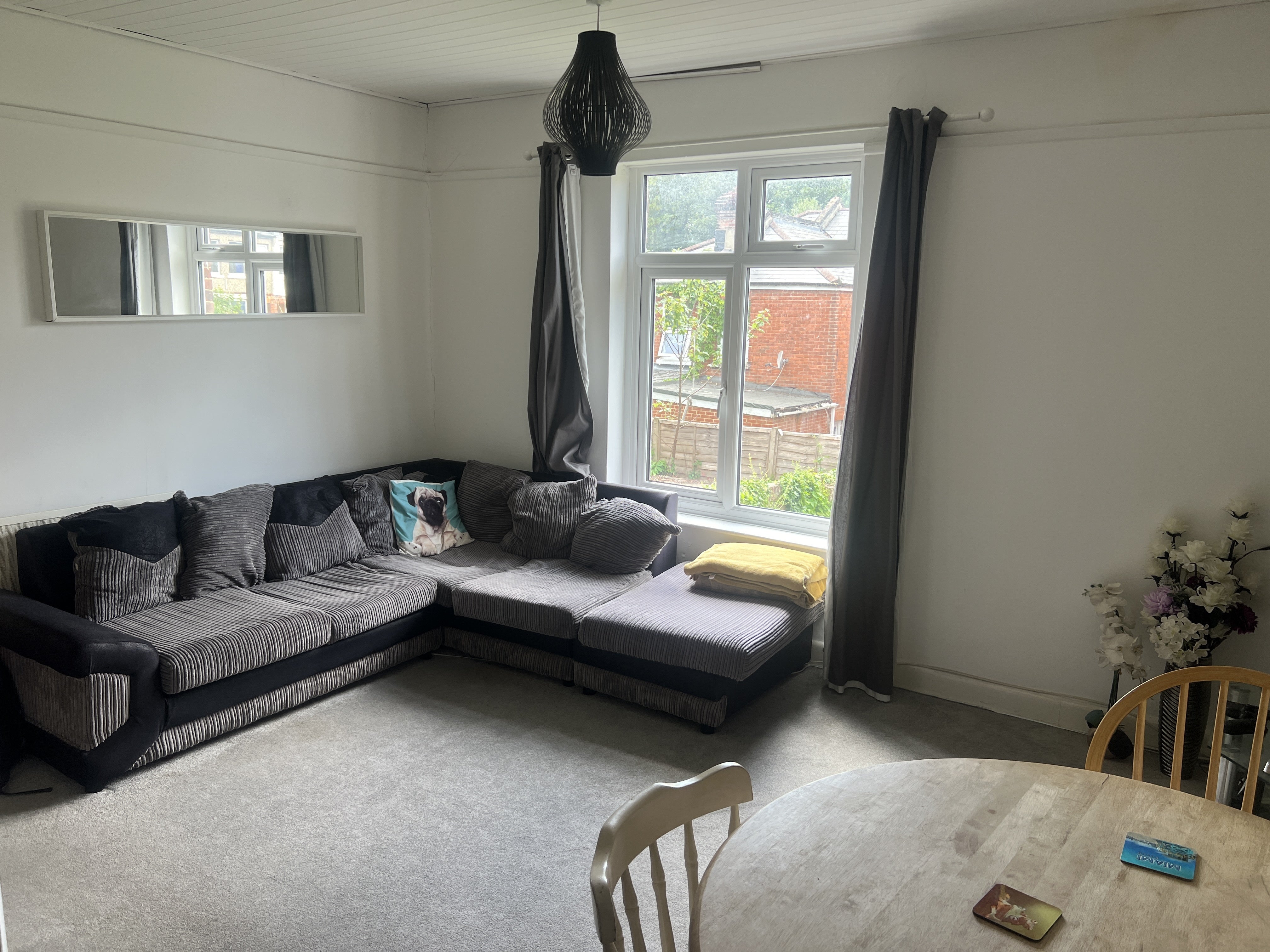 Room Newcombe Road in Southampton