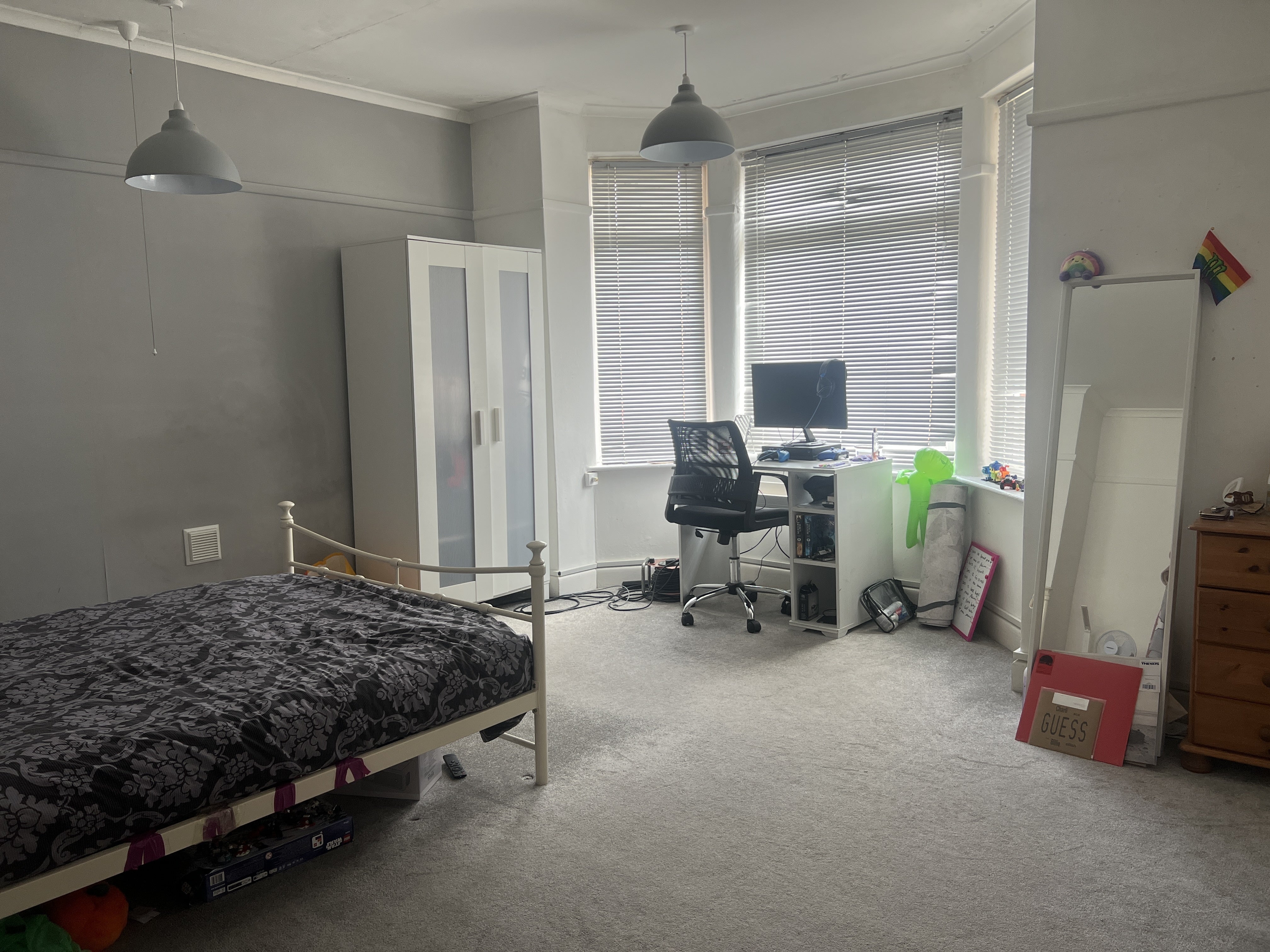 Room Newcombe Road in Southampton