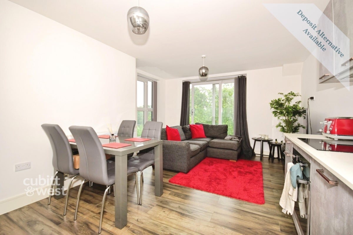 Flat Holmwood Gardens in Greater London