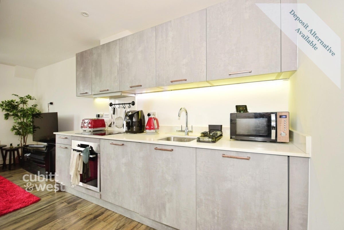 Flat Holmwood Gardens in Greater London