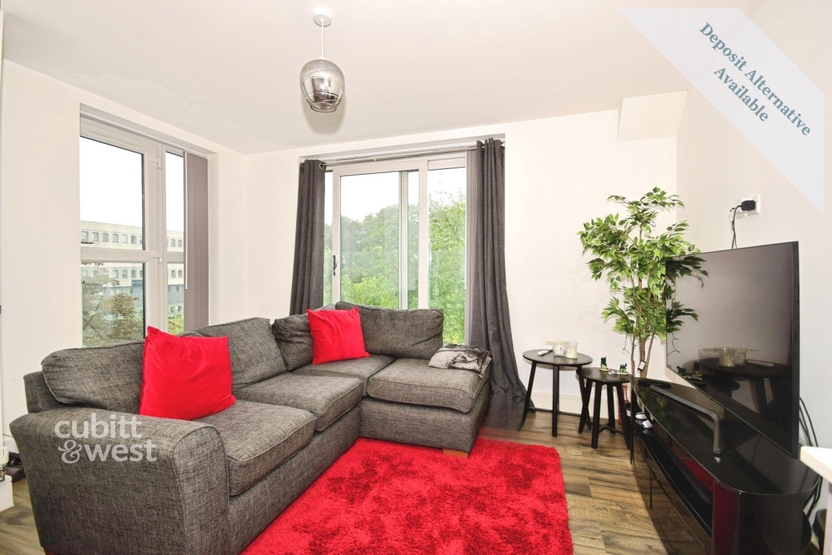 Flat Holmwood Gardens in Greater London