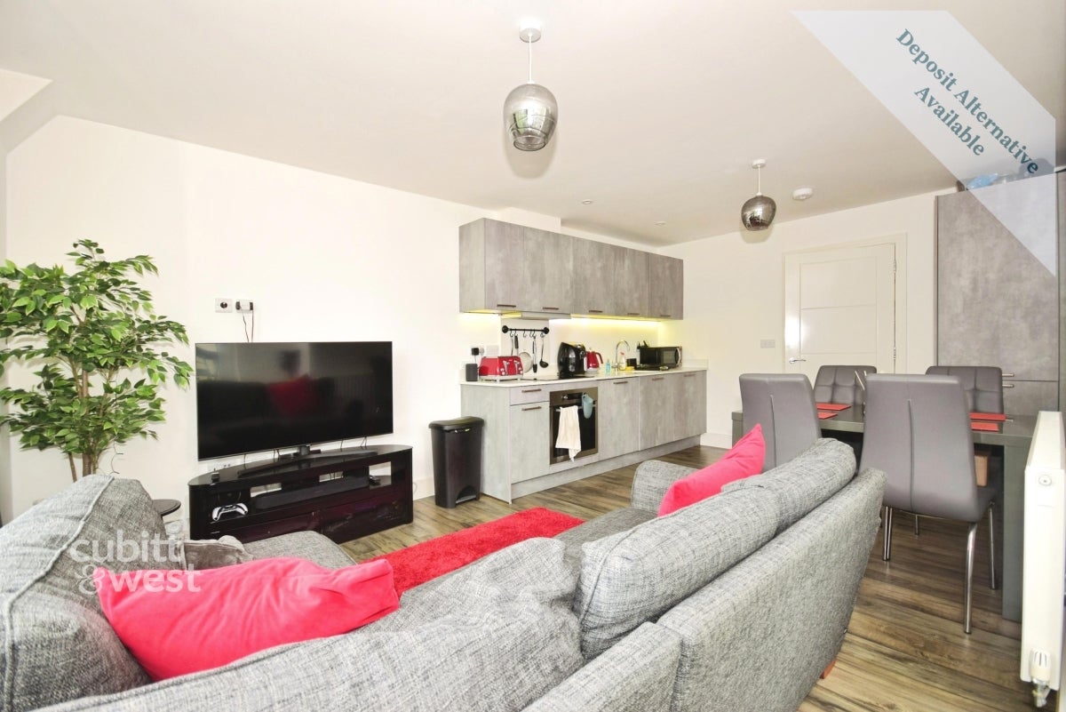 Flat Holmwood Gardens in Greater London