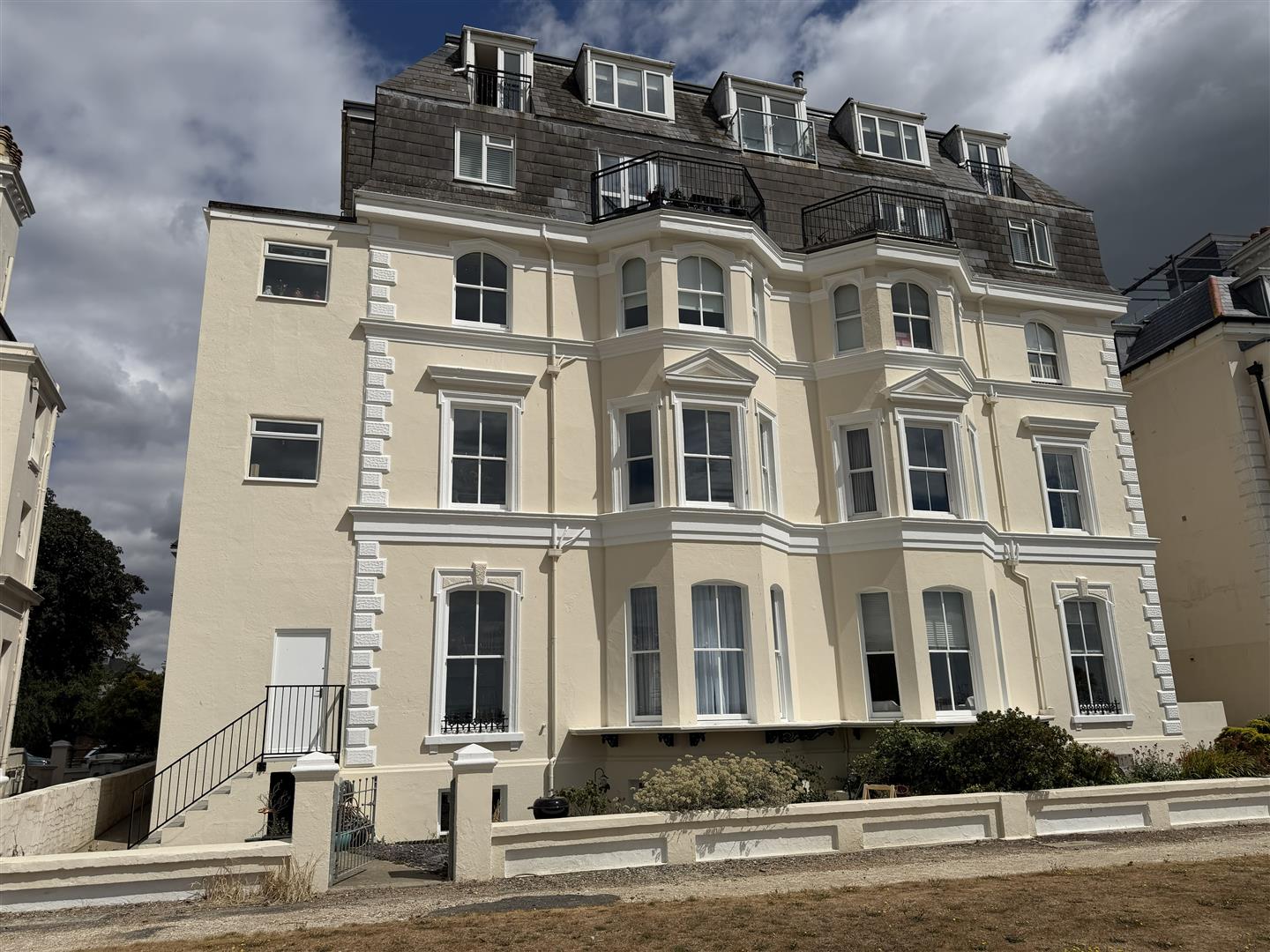 Flat Clifton Crescent in Folkestone and Hythe District
