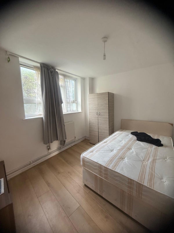Room Carmarthen Road in Slough