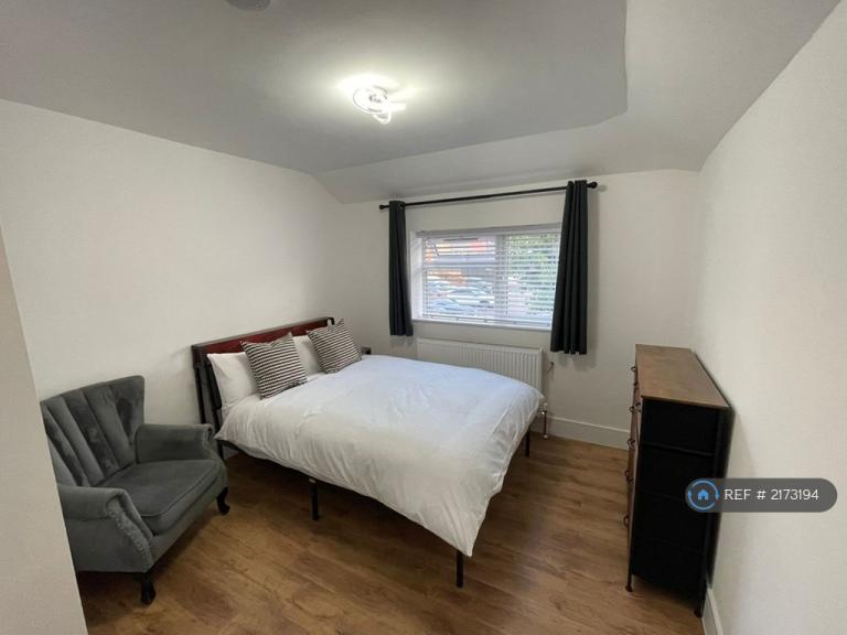 Room Carton Close in Rochester
