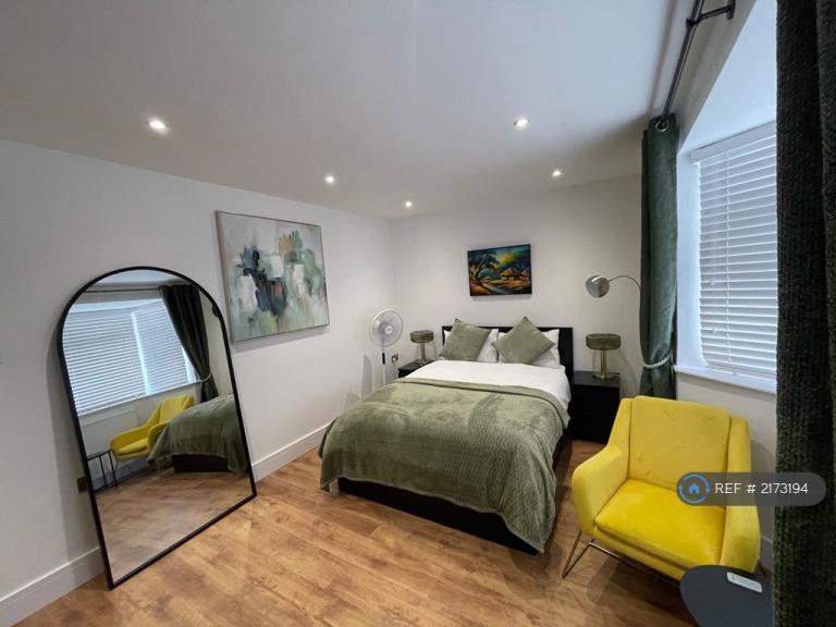 Room Carton Close in Rochester