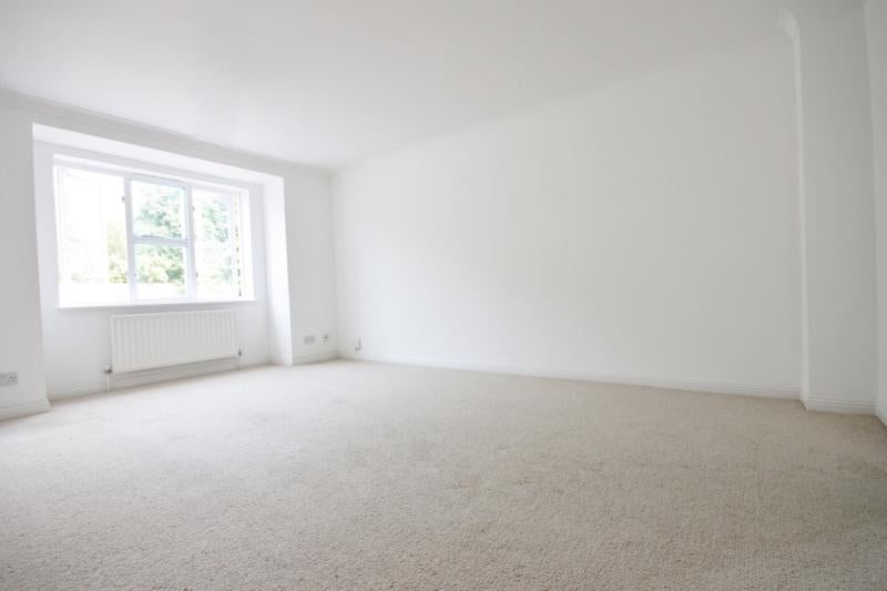 Flat Shirehorse Way in Greater London