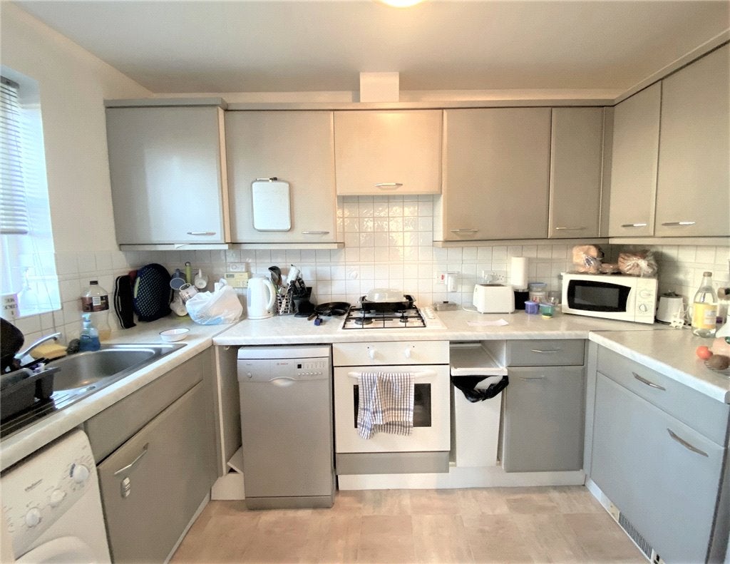 Flat Shirehorse Way in Greater London