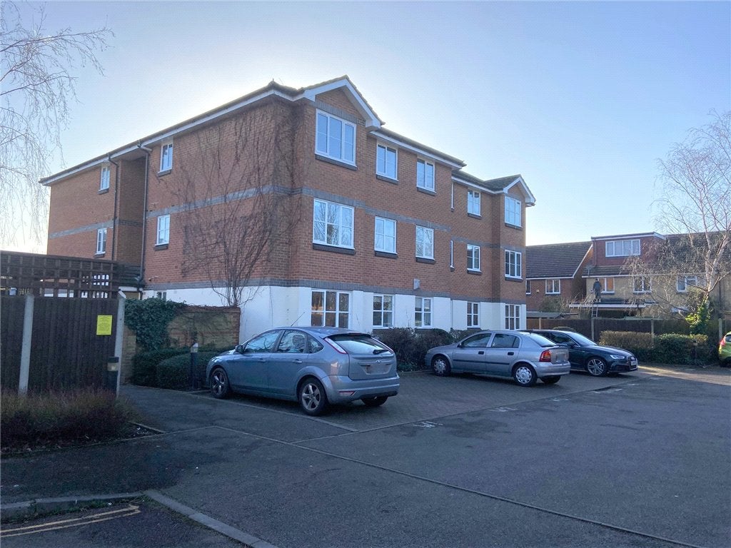 Flat Shirehorse Way in Greater London