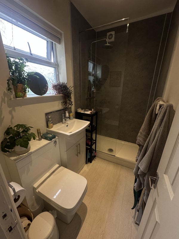 Room Bamford Road in Manchester