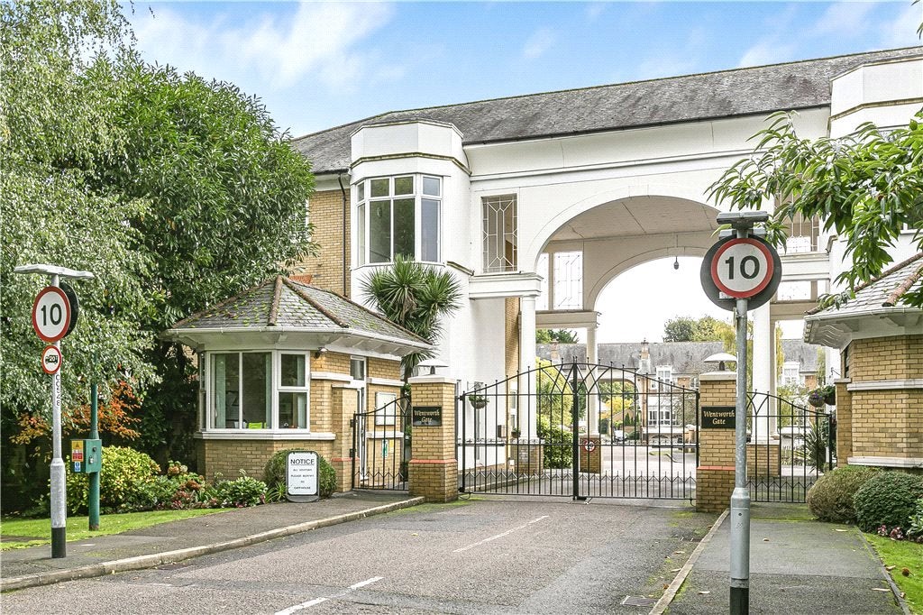 Flat St. David's Drive in Borough of Runnymede