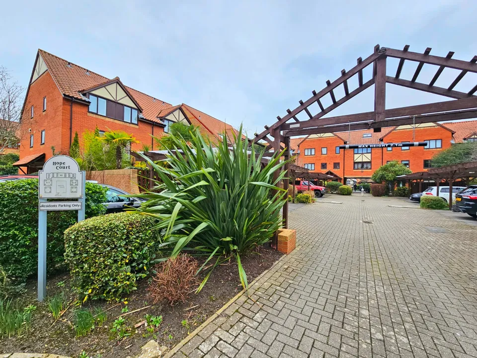 Flat Cumberland Close in Bristol
