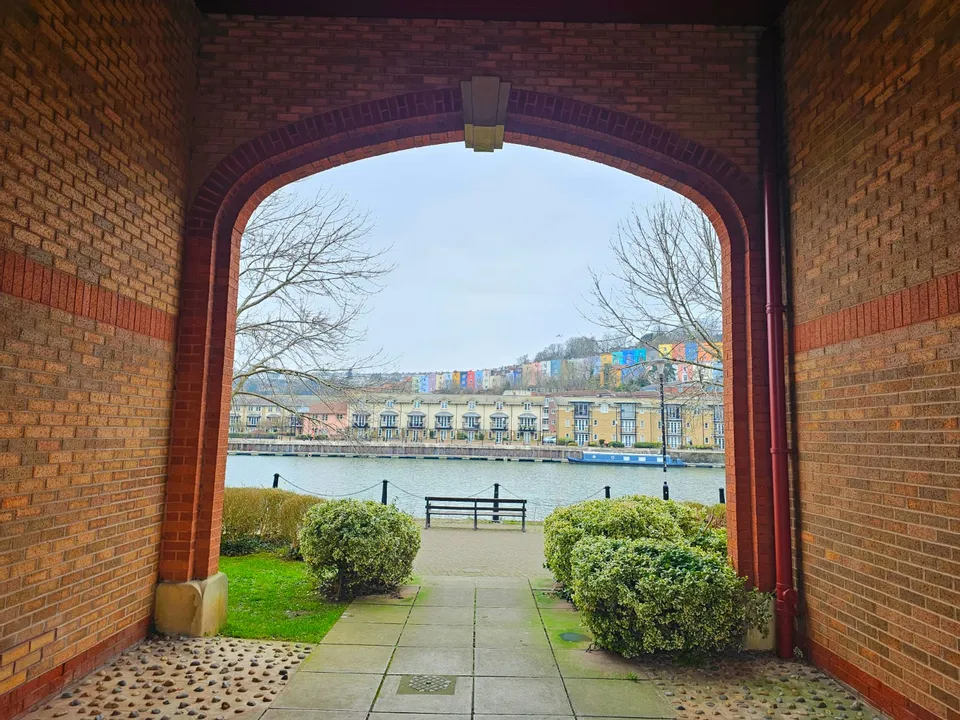 Flat Cumberland Close in Bristol