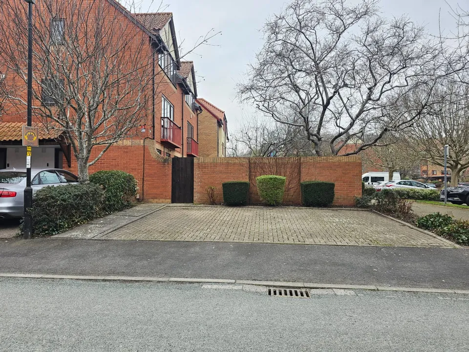 Flat Cumberland Close in Bristol