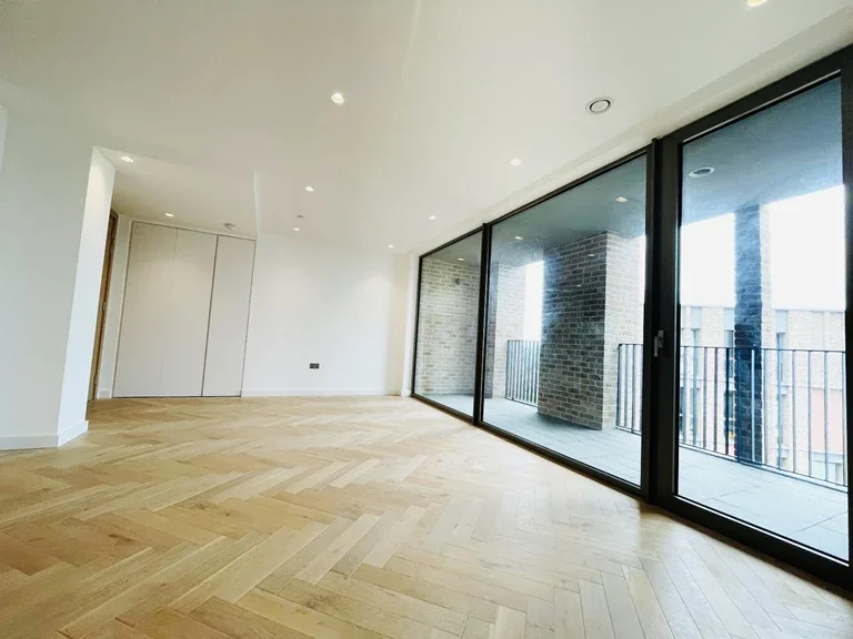 Flat Walm Lane in Greater London