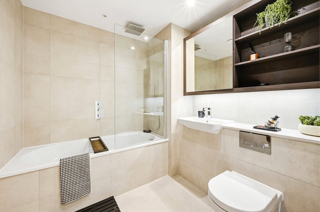 Flat Ponton Road in Greater London