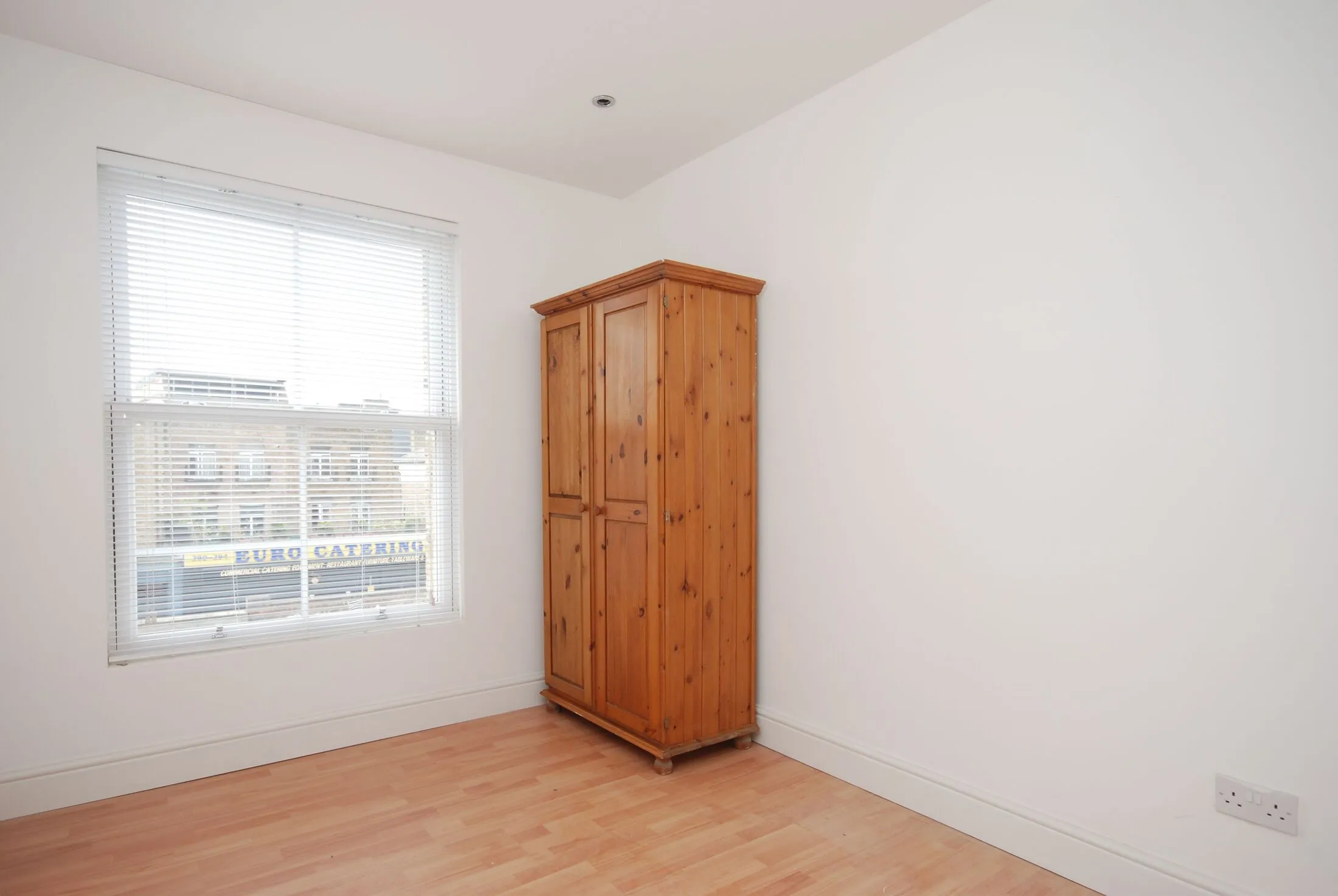Flat Hackney Road in Greater London