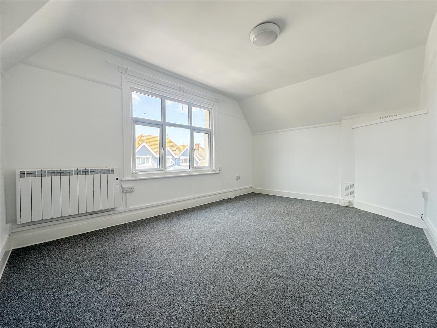 Flat Eversley Road in Rother