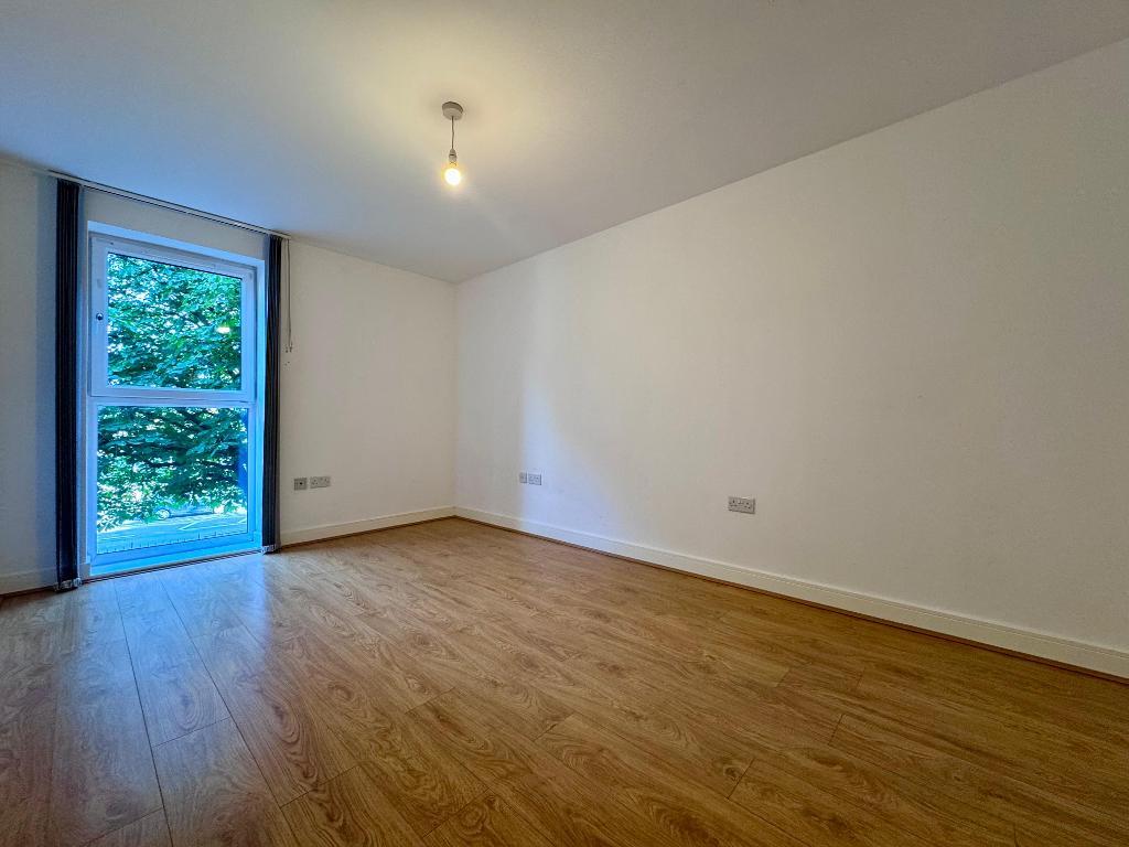 Flat Longbridge Road in Greater London