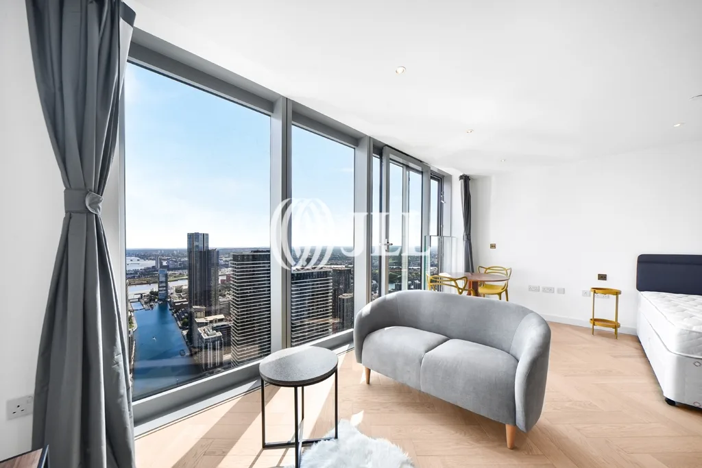 Flat Clove Crescent in Greater London