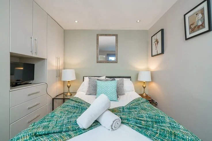 Flat Ifield Road in Greater London