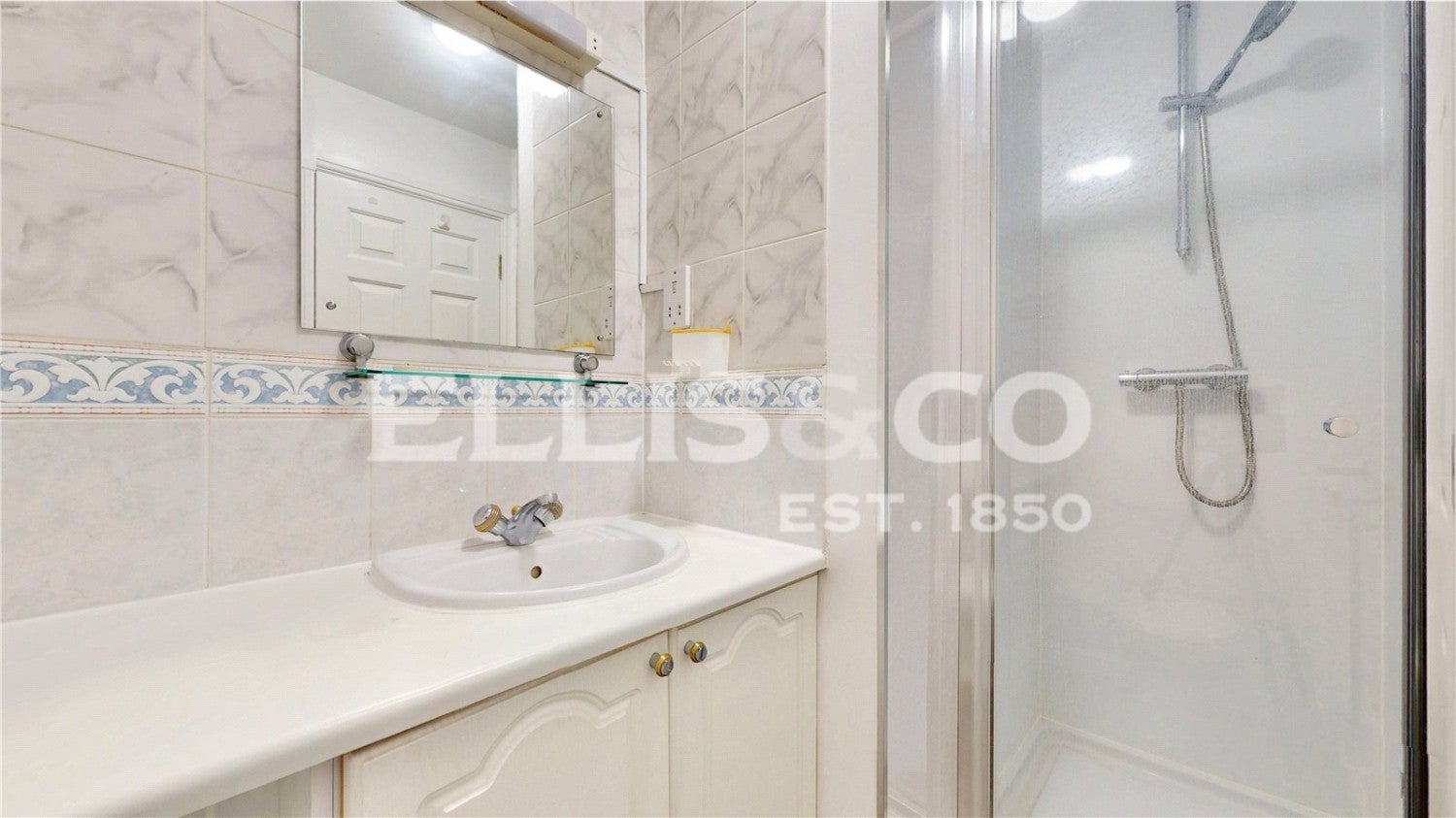 Room Chamberlayne Avenue in Greater London