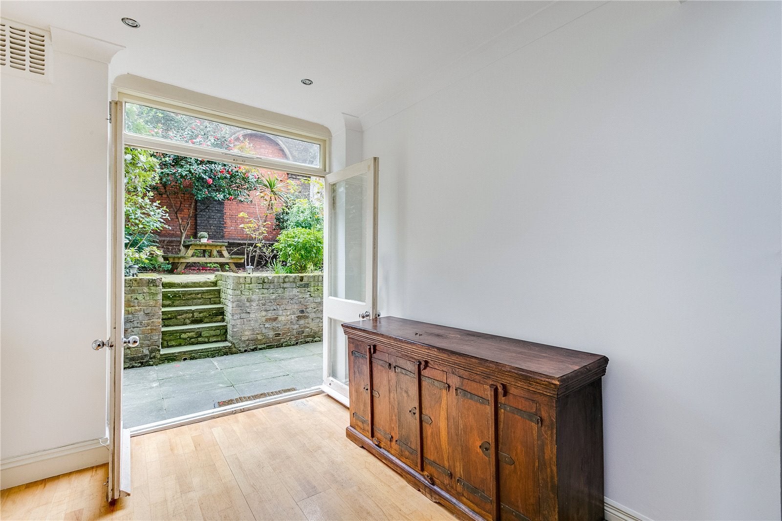 Flat Monmouth Road in City of Westminster