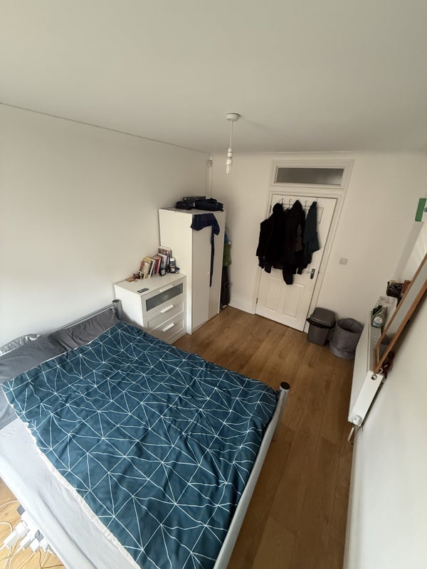 Room Carlton Road in Greater London
