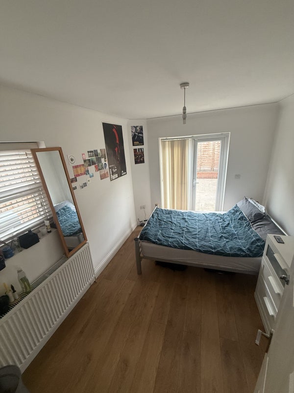Room Carlton Road in Greater London