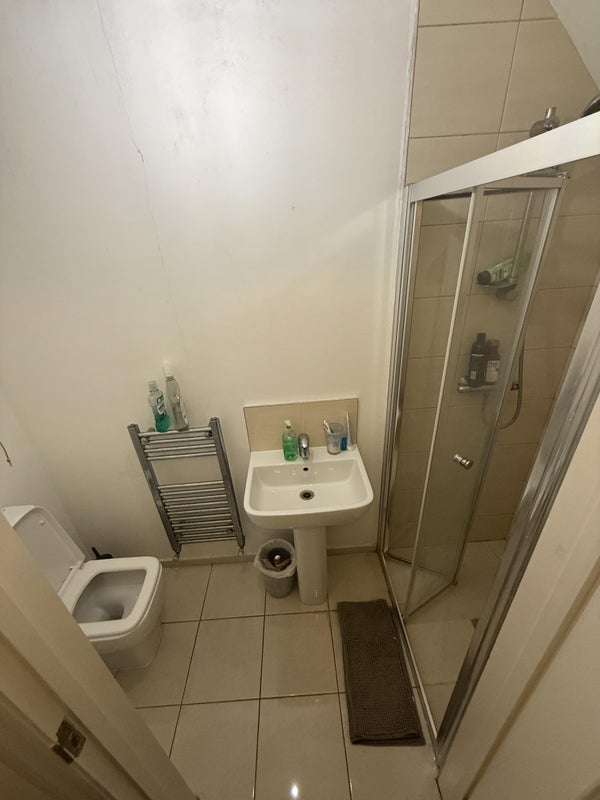 Room Carlton Road in Greater London