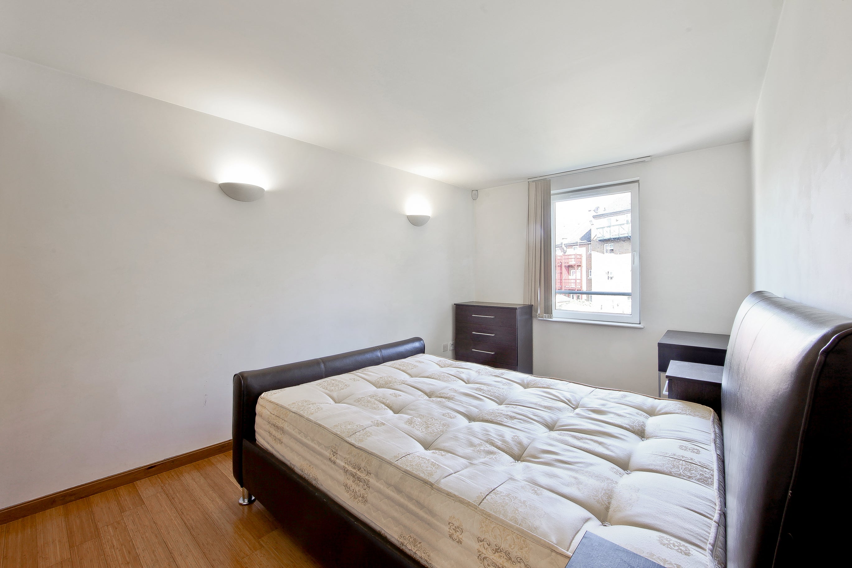 Flat Westferry Road in Greater London