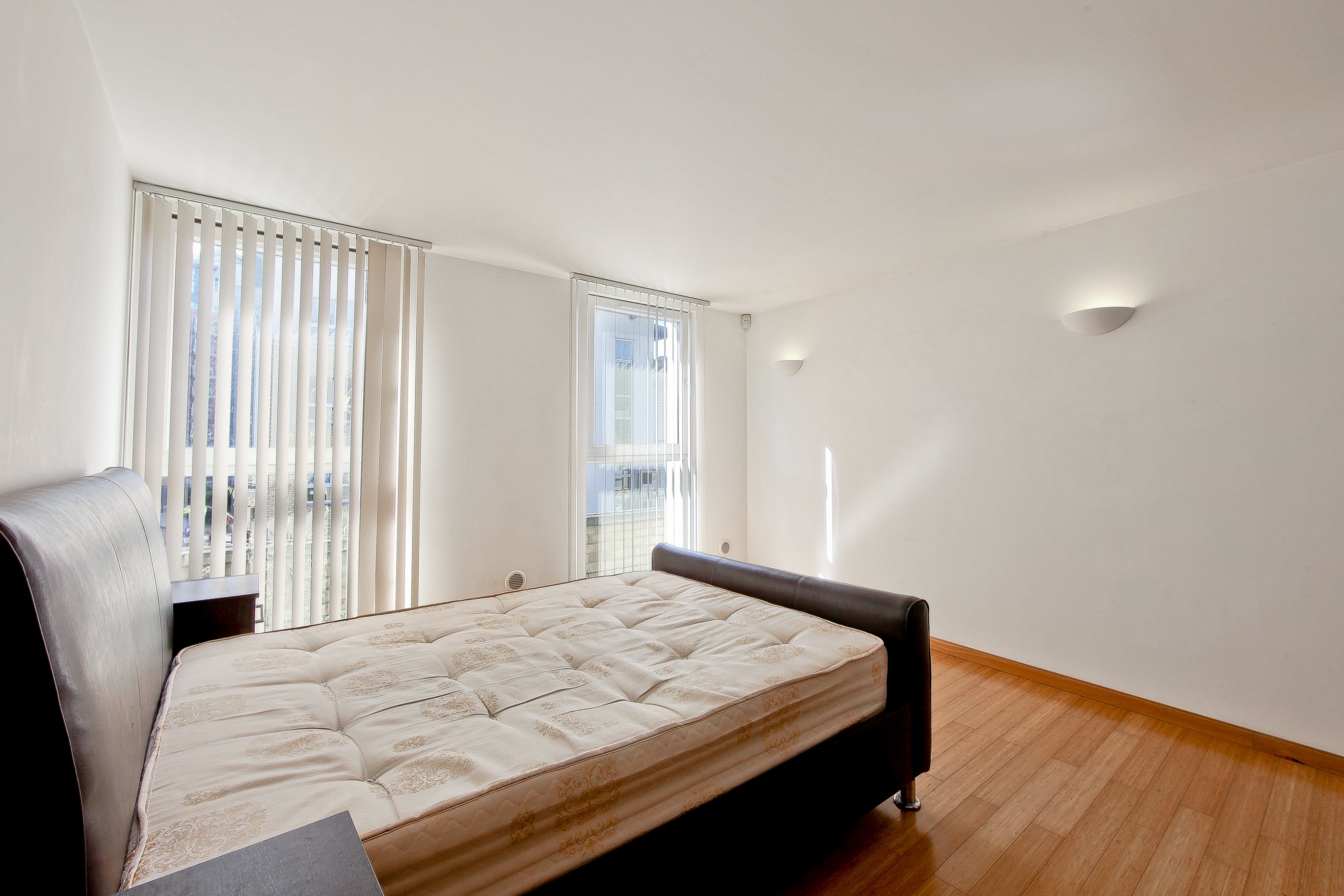 Flat Westferry Road in Greater London