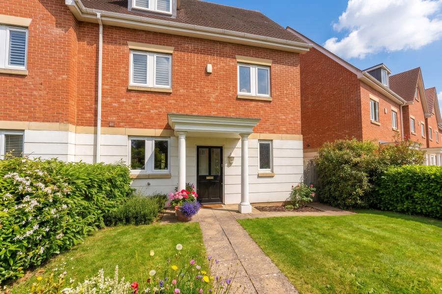 House Lakeside Drive in Woking