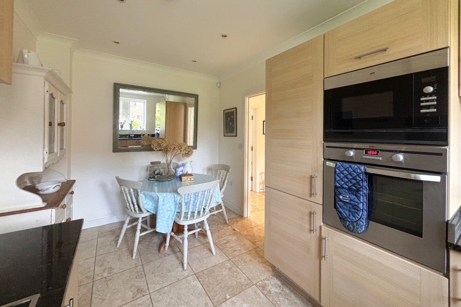 House Lakeside Drive in Woking