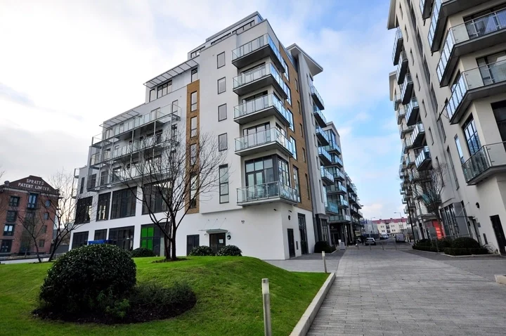 Flat Violet Road in Greater London