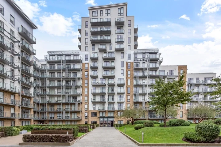 Flat Violet Road in Greater London