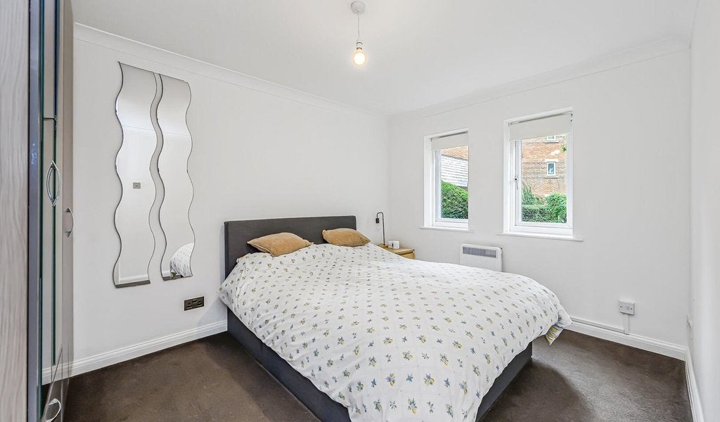 Flat Victory Road in Greater London