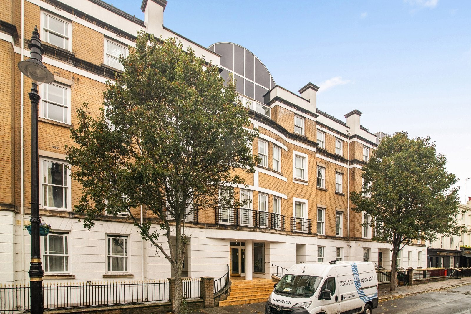 Flat Hugh Street in City of Westminster