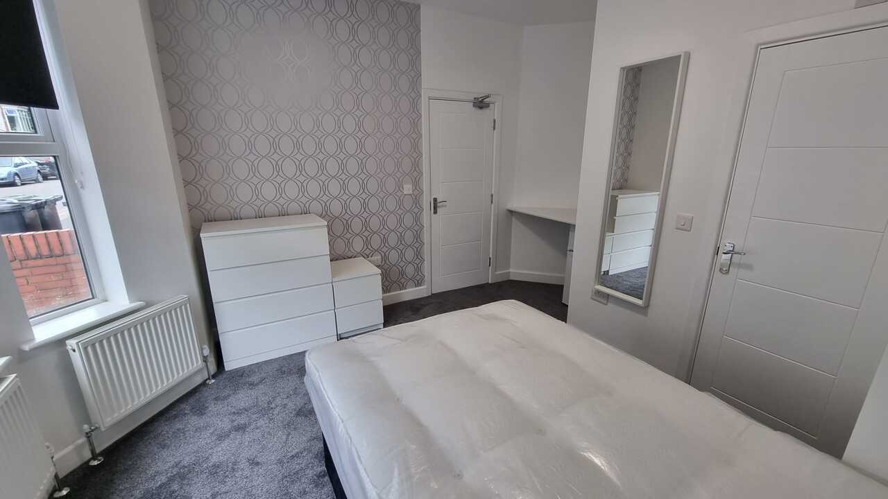 Room Ashburnham Road in Luton