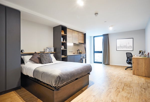 Flat Cross Lidgett Place in Leeds