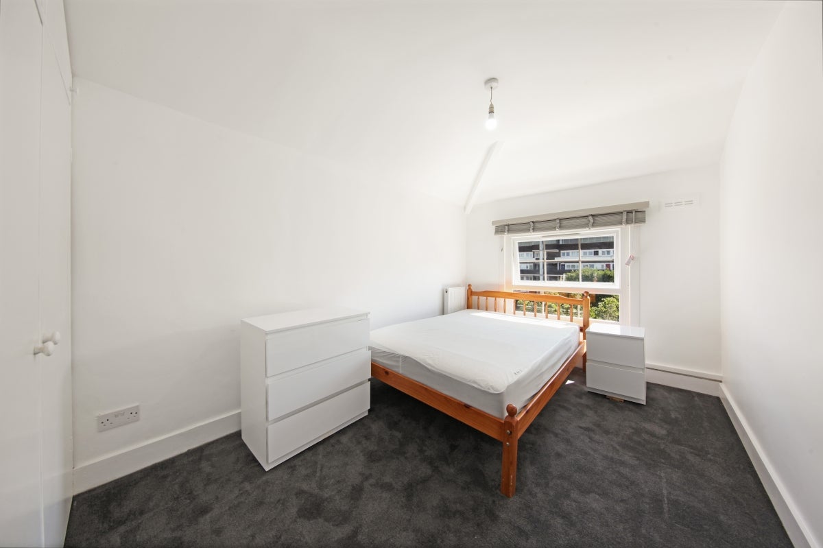 Flat Navigator Square in Greater London