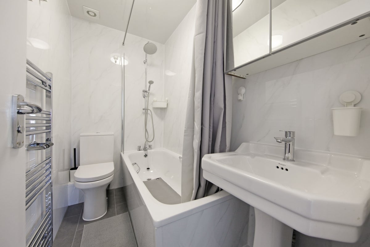 Flat Navigator Square in Greater London